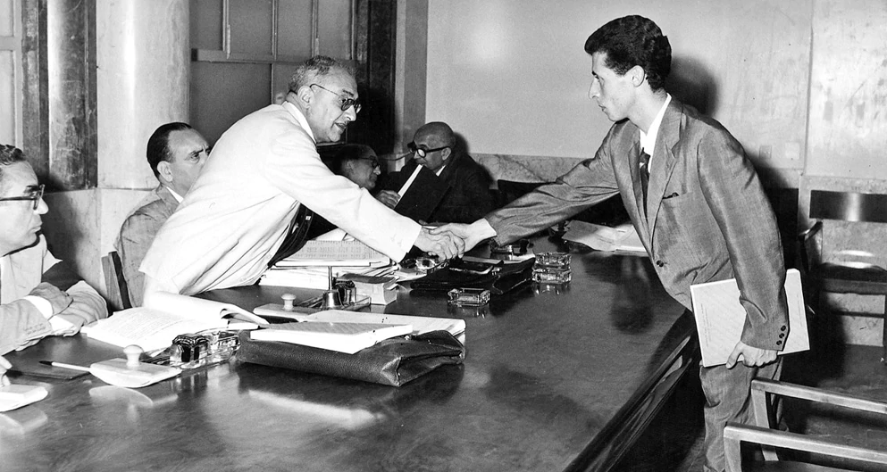 Paolo Borsellino merr komplimentet e komisionit të provimit: ai u diplomua për drejtësi me nota maksimale në moshën 22 vjeç. Disa muaj më parë babai i tij, Diego, kishte vdekur.