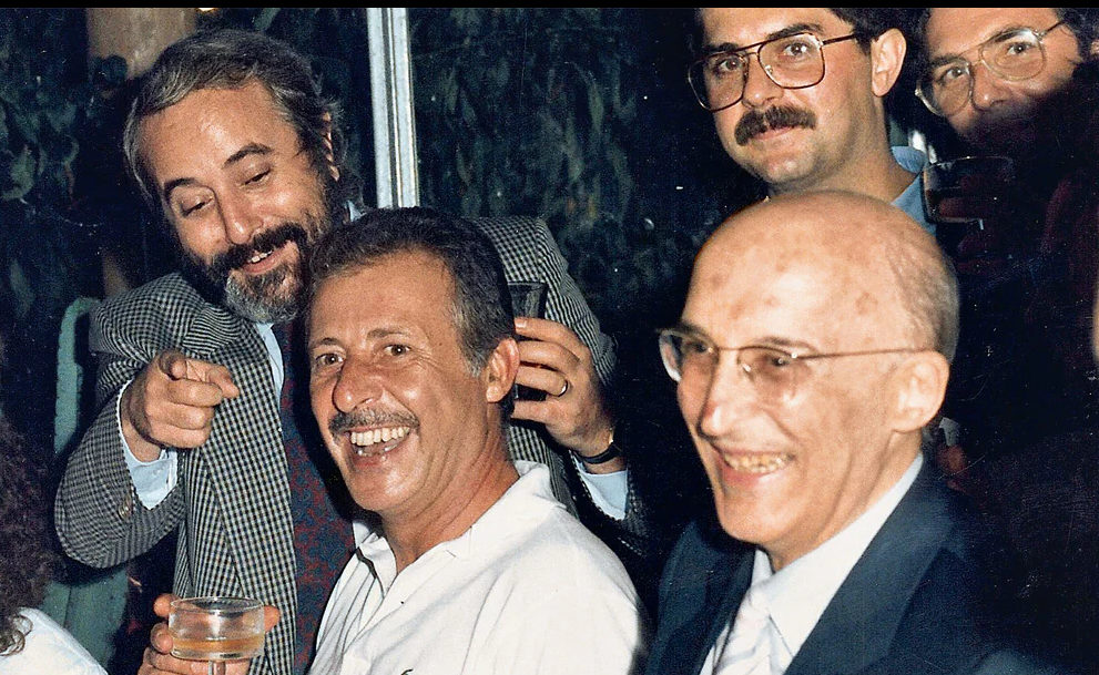  Pas gjyqit: Buzëqeshja e Borsellino-s (në qendër) midis Falcone dhe (djathtas) Antonino Caponnetto. 475 të pandehur, 360 dënime. Gjyqi ishte sulmi më i madh për ‘Cosa Nostra’. Dhe Totò Riina nuk e fali.