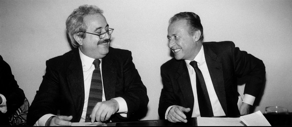 Falcone dhe Borsellino duke buzëqeshur gjatë një debati në Palermo në 1992. Në të njëjtin vit ata u vranë të dy.