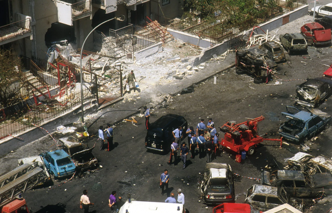 Masakra në D'Amelio u shkaktua nga 100 kg TNT e fshehur në një Fiat 126, i cili shkatërroi atë cep të Palermos. Paolo Borsellino 5 agjentë të shoqërimit të tij vdiqën.