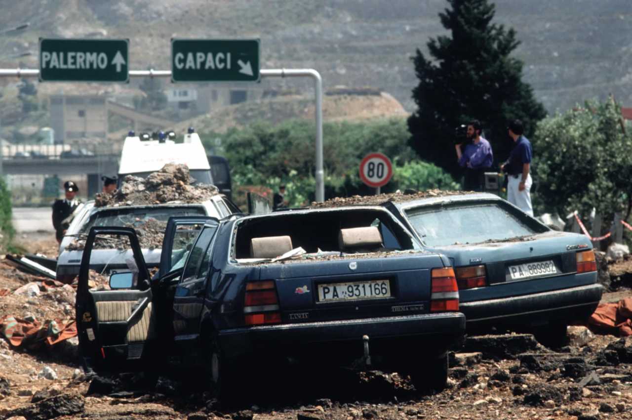  23 maj 1992: në kryqëzimin Capaci, në autostradën në Palermo, 500 kg TNT vrau Giovanni Falcone, gruan e tij dhe 3 oficerë të shoqërimit të tij