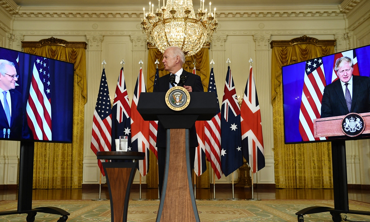 Presidenti amerikan Joe Biden merr pjesë në një konferencë shtypi virtuale mbi sigurinë kombëtare me kryeministrin britanik Boris Johnson (në të djathtë) dhe kryeministrin australian Scott Morrison