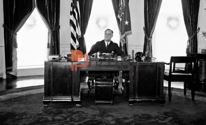 4. Foto zyrtare e presidentit Roosvelet në zyrën ovale në Shtëpinë e Bardhë