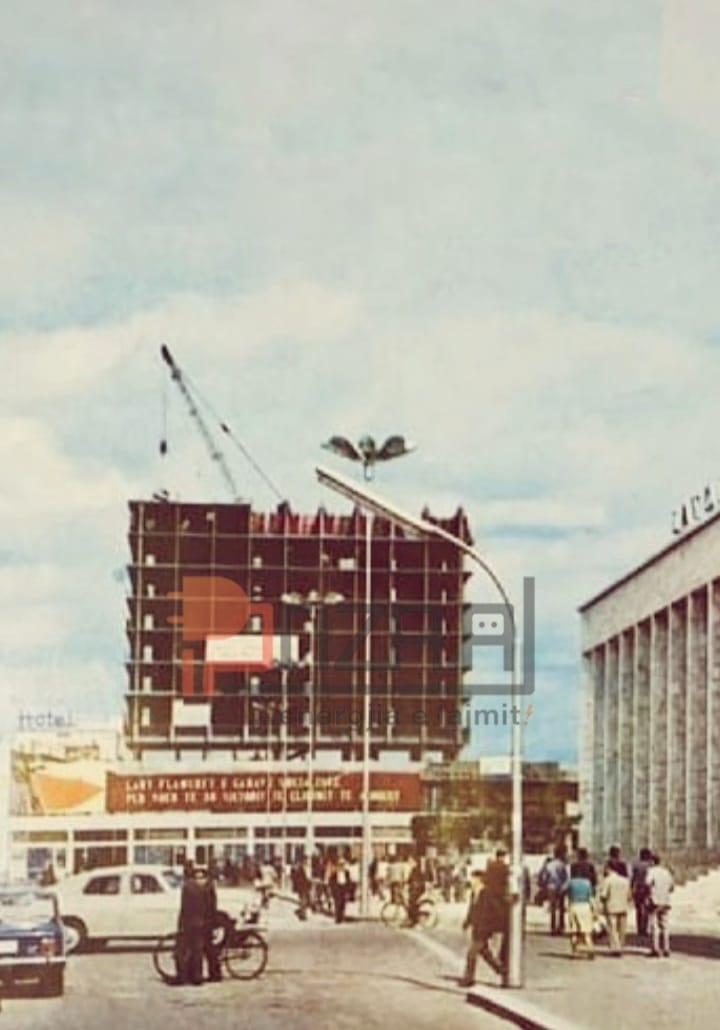 1. Gjatë ndërtimit të hotel Tirana, ose njohur ndryshe 15 katëshi. Dallohet që deri në këtëmoment janë ndërtuar 10 kate dhe këtë regjimi i kohës këtë e qunte triumf. Pikërisht për këtë arsye në katin e dytë është vendosur parrulla “Lart frymën revolucionare”.