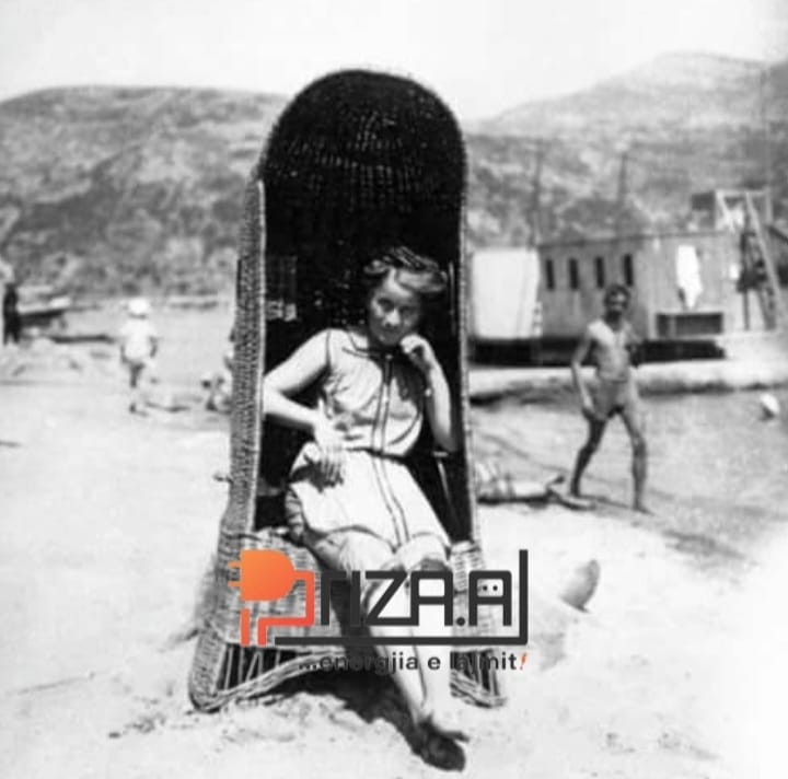 3. Plazhi i Shëngjinit, 1930. Një vajzë duke marrë rreze dielli.