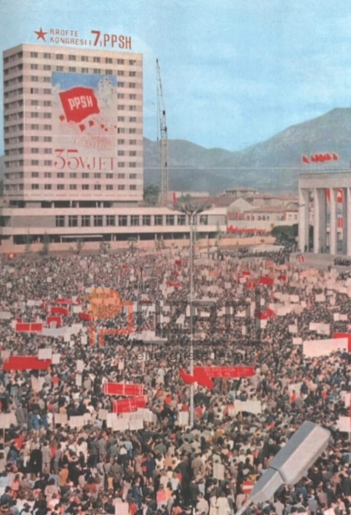 7. 8 nëntor 1976. 15 katëshi më shumë ngjan si një vend propagande se sa një hotel. Ai kapërfunduar si godinë por ende nuk është hapur për të funksionuar. Mobilimi dhe instalimi i pajisjeve mori shumë kohë.