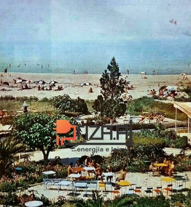 7. Plazhi i Durrësit 1980. Përveç frekuentimit të rërës, tashmë në breg të detit ka edhe hotel.