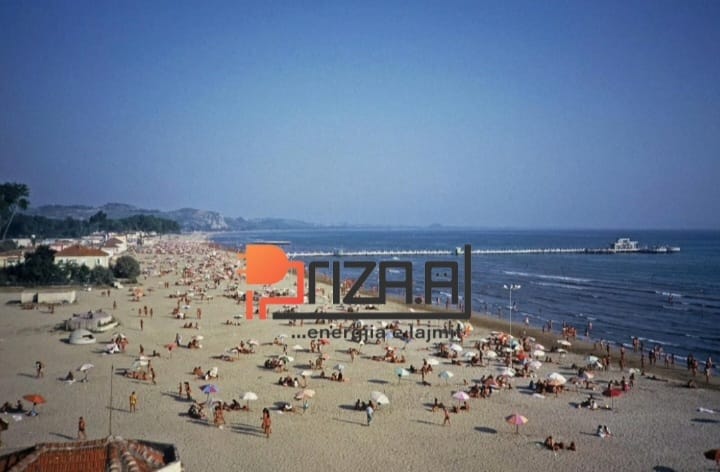 8. Plazhi i Durrësit 1981. Banjot e diellit janë bërë masive gjatë regjimit komunist.