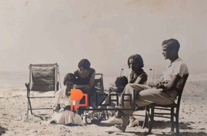 4. Plazhi i Durrësit, 1934. Një familje e pasur pushon në breg të detit.