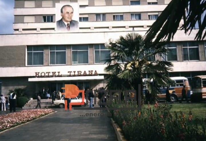 10. Kulmi i propagandës të përdorur në fasadën e hotel Tirana është kjo fotografi. Në tëparaqitet portreti i Ramiz Alisë në tarracën e katit të dytë.