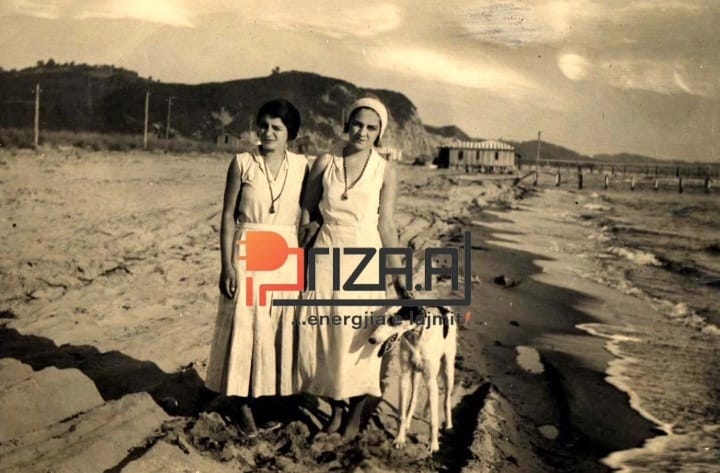 2. Shkëmbi i Kavajës, 1930. Mediha Frashëri dhe Shehnisha Libohova, vajza e kryeministritMehdi Frashëri dhe vajza e kryeministrit Ekrem Libohova, duke shëtitur në plazh.
