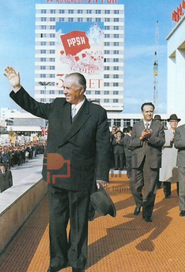 6. Diktatori Enver Hoxha zgjedh një fotografi me sfond 15 katëshin e sapo përfunduar teksa nisnin punimet e Kongresit të 7-të të PPSH.