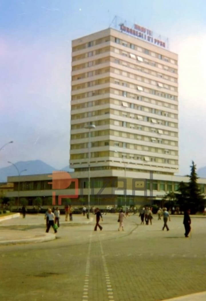 9. Hotel Tirana në vitin 1987. Dallohet qartë në tarracë parrulla “Rroftë Kongresi i 8-të iPPSH.