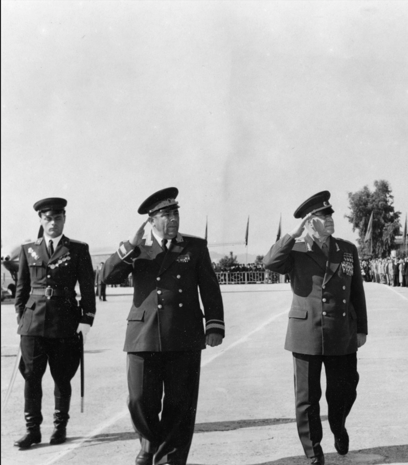 Foto 2: Ministri i Mbrojtjes së Bashkimit Sovjetik Georgi Zhukov në momentin sapo ka mbërritur në Rinas shoqërohet nga ministri i Mbrojtjes i Shqipërisë Beqir Balluku.