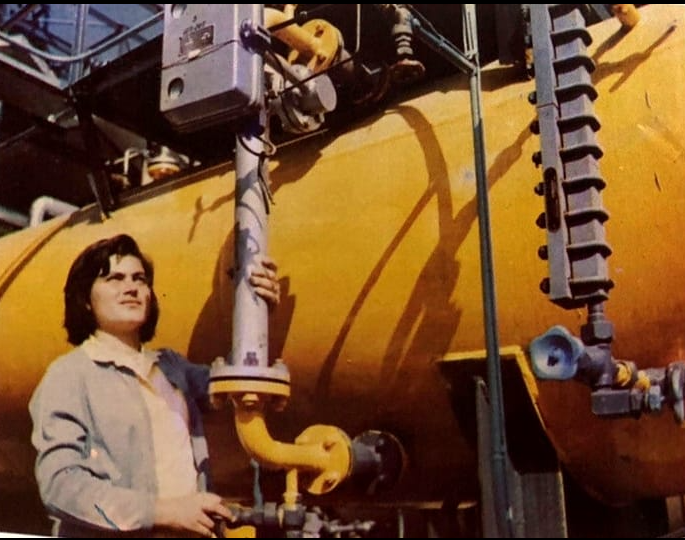 Foto 7: Viti 1982. Pamje nga aktiviteti i Uzinës së Përpunimit të Thellë të Naftës në Ballsh.