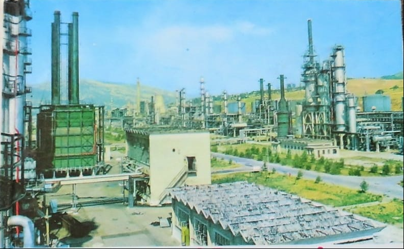 Foto 6: Viti 1979. Pamje nga Uzina e Përpunimit të Thellë të Naftës në Ballsh.