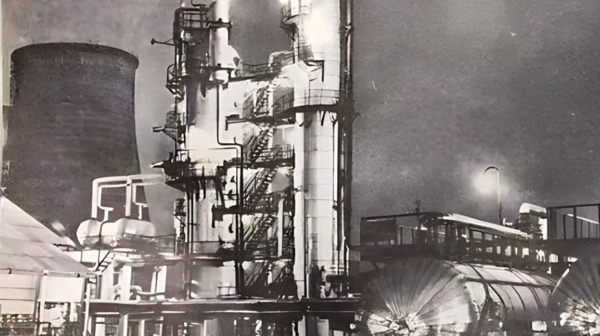 Foto 5: Viti 1970. Pamje nga aktiviteti i Uzinës së Përpunimit të Thellë të Naftës në Ballsh.