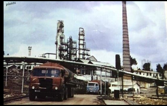 Foto 4: Autoçisterna që dalin nga Uzina e Përpunimit të Thellë të Naftës në Ballsh pak kohë pas vënies në punë të kësaj uzine.