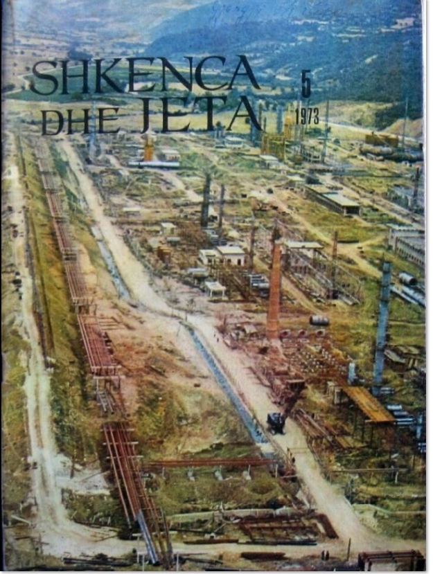 Foto 1: Kopertina e revistës “Shkenca dhe Jeta”, numri i muajit maj i vitit 1973, e cila paraqet një pamje të plotë nga lart të Uzinës së Përpunimit të Thellë të Naftës në qytetin e Ballshit.